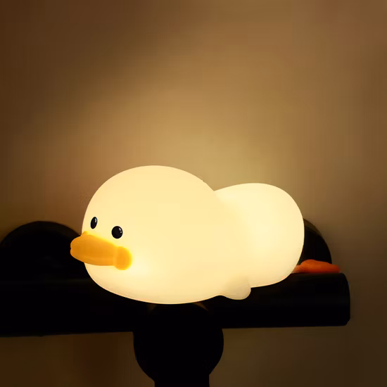 Veilleuse mignonne en forme de canard avec de la nourriture